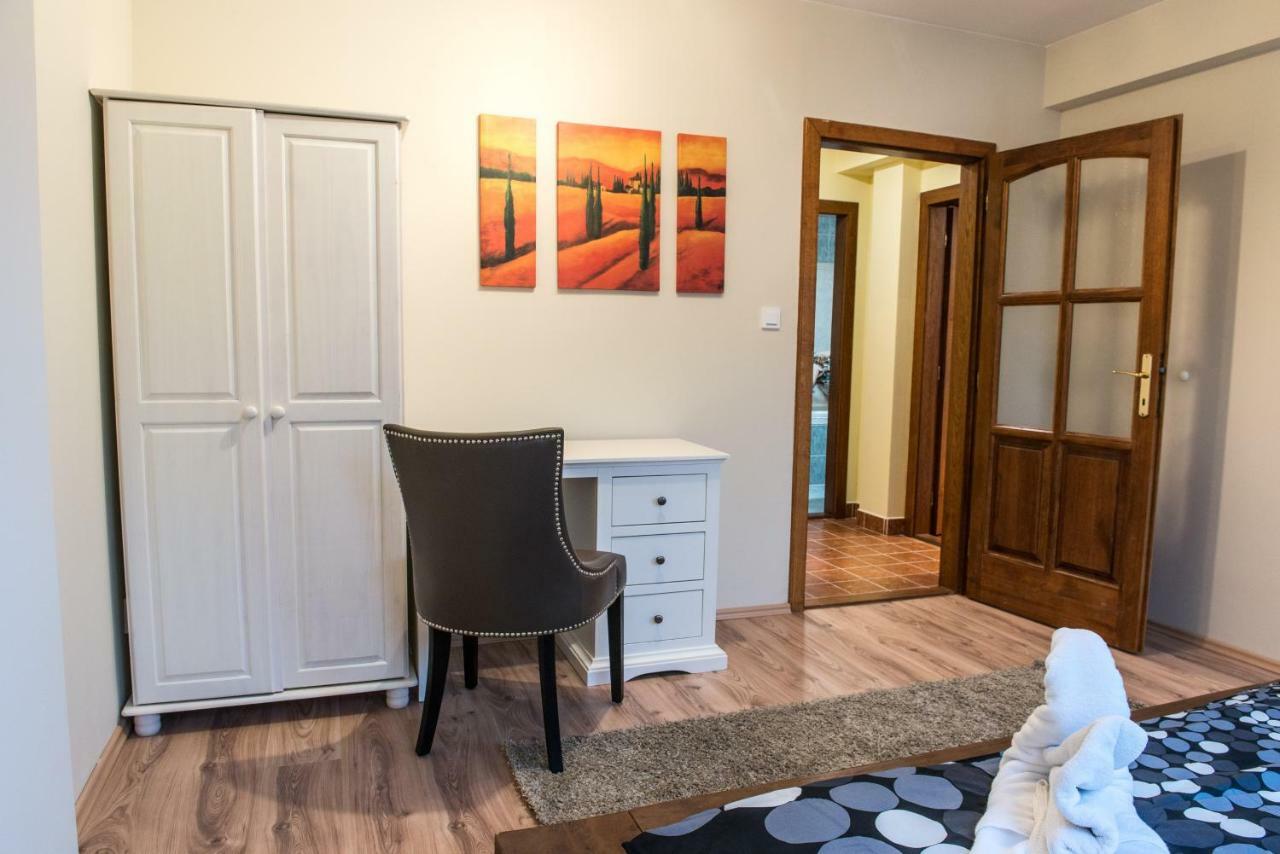 Spacious And Quiet Attic Flat In Centre Praga Esterno foto