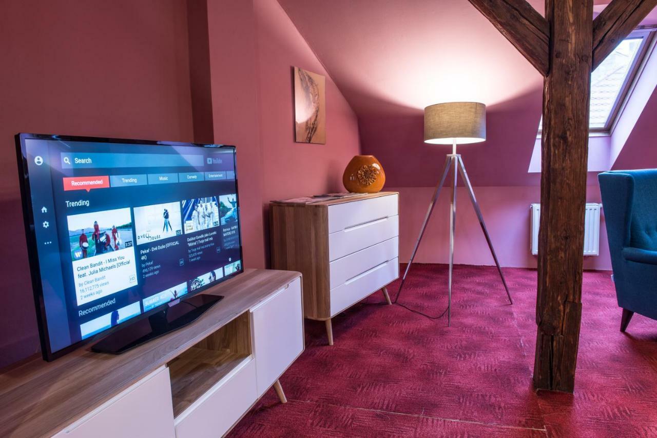 Spacious And Quiet Attic Flat In Centre Praga Esterno foto