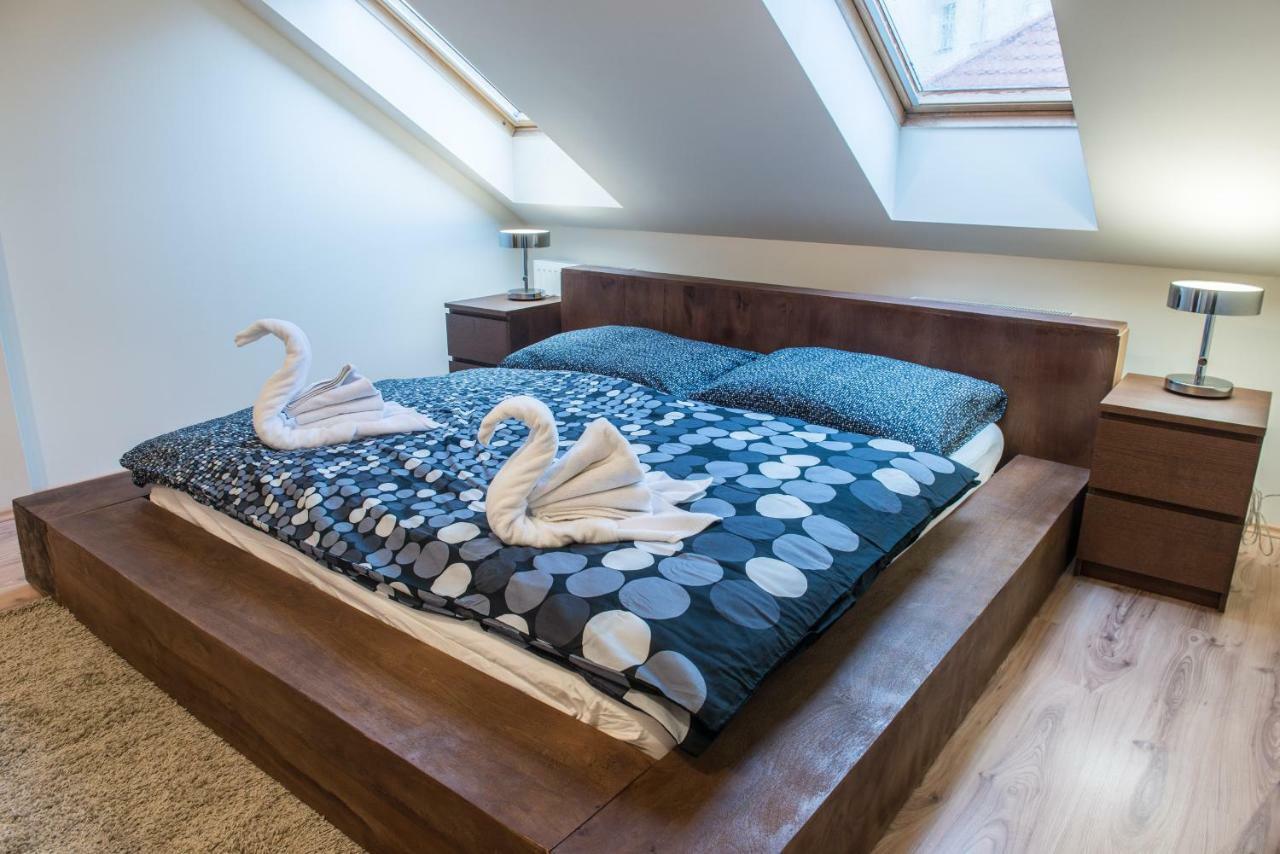 Spacious And Quiet Attic Flat In Centre Praga Esterno foto