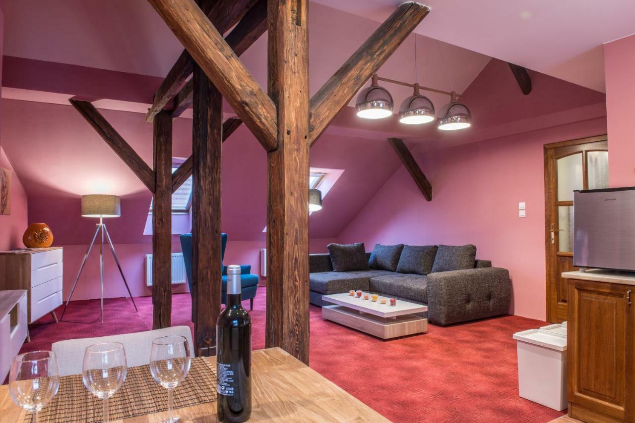 Spacious And Quiet Attic Flat In Centre Praga Esterno foto