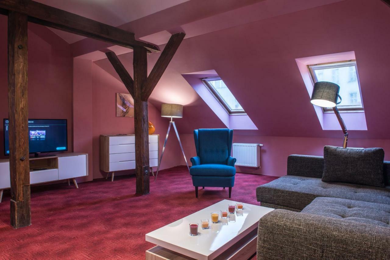 Spacious And Quiet Attic Flat In Centre Praga Esterno foto